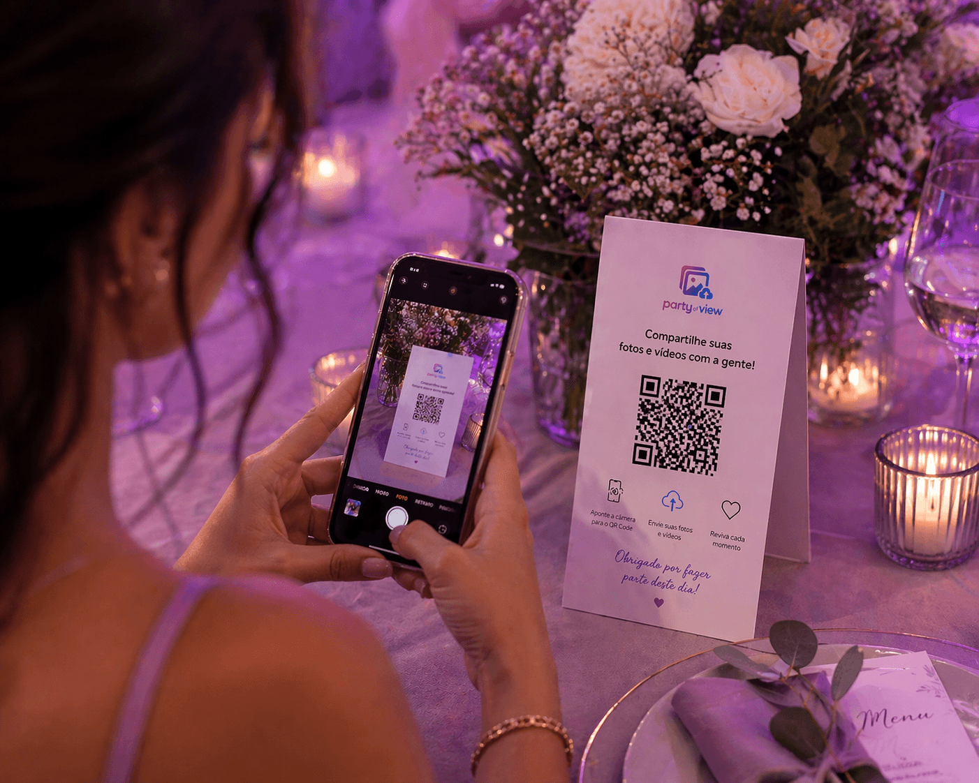 Celular com QR Code: convidado enviando fotos do evento pelo navegador, sem instalar app.